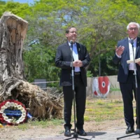 Le président Isaac Herzog (à gauche) et son homologue allemand Frank-Walter Steinmeier en visite au kibboutz Beeri, dans le sud d'Israël, qui a été dévasté par l'attaque terroriste d'octobre 2023 menée par le Hamas, le 14 mai 2025. (Crédit : Kobi Gideon/GPO)