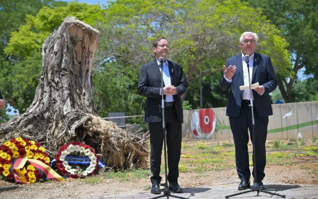 Le président Isaac Herzog (à gauche) et son homologue allemand Frank-Walter Steinmeier en visite au kibboutz Beeri, dans le sud d'Israël, qui a été dévasté par l'attaque terroriste d'octobre 2023 menée par le Hamas, le 14 mai 2025. (Crédit : Kobi Gideon/GPO)