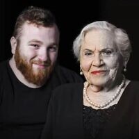 Asaf Cafri (à gauche), réserviste de Tsahal tué à Gaza le 25 avril 2025, et son arrière-grand-mère, Magda Baratz, survivante de la Shoah, sur un panneau d'affichage installé à Rishon LeZion en l'honneur de la Journée de commémoration de la Shoah, la veille de sa mort. (Oren Dai/Municipalité de Rishon LeZion)