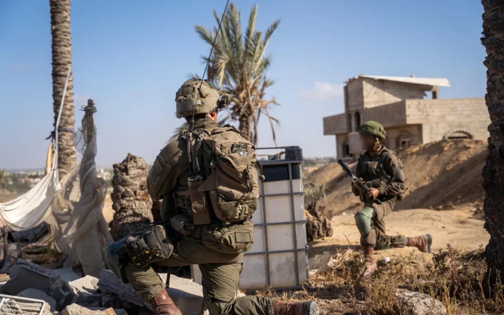 Des troupes de la brigade Kfir de Tsahal opèrent dans la bande de Gaza dans une photo publiée le 30 mai 2025. (Crédit : Armée israélienne)