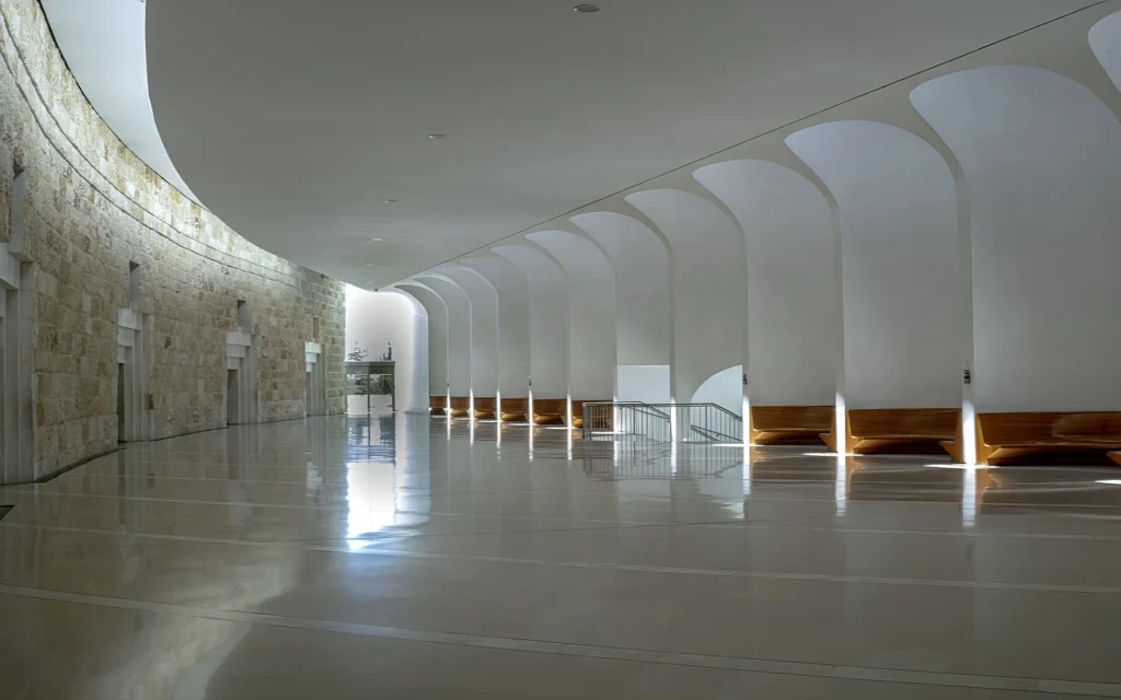 Le hall d'entrée de la Cour suprême d'Israël, tiré du film « Ada, ma mère l'architecte », sorti en mai 2025. (Crédit : bureau AKM).