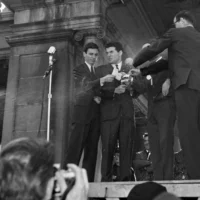 De jeunes Américains brûlent leurs cartes de recrutement lors d’une manifestation anti-guerre, le 7 novembre 1965, à Union Square à New York, pour protester contre la guerre du Vietnam. Illustration (Crédit : AFP)