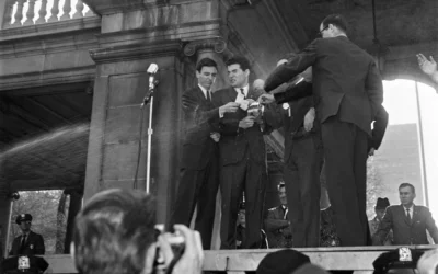 De jeunes Américains brûlent leurs cartes de recrutement lors d’une manifestation anti-guerre, le 7 novembre 1965, à Union Square à New York, pour protester contre la guerre du Vietnam. Illustration (Crédit : AFP)
