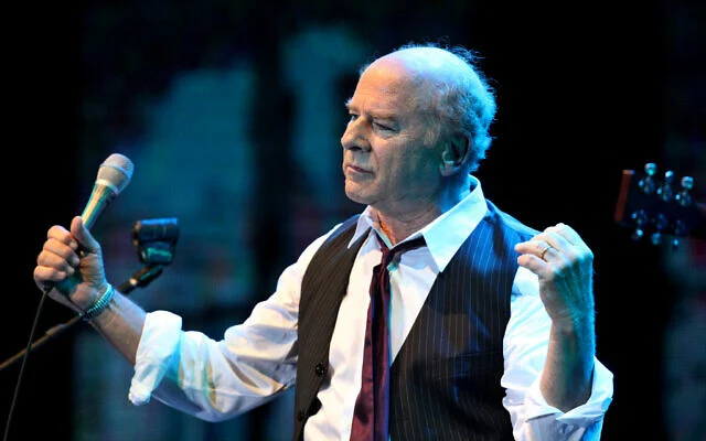 Le chanteur américain Art Garfunkel, lauréat d'un Grammy Award, se produit sur la scène du stade Bloomfield dans la ville israélienne de Tel Aviv, le 10 juin 2015. (Crédit : Gil Cohen Magen/AFP)