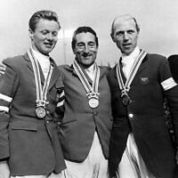 Le Français Pierre Jonquères d'Oriola (au centre), vainqueur du Grand Prix individuel de saut d'obstacles lors des épreuves équestres des Jeux olympiques de Tokyo de 1964. (Photo AFP)
