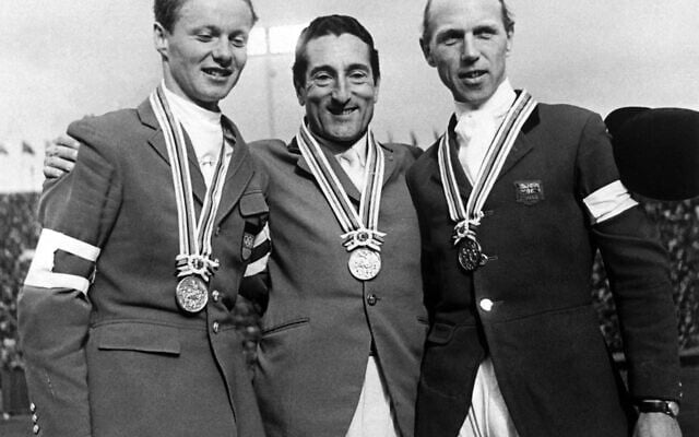 Le Français Pierre Jonquères d'Oriola (au centre), vainqueur du Grand Prix individuel de saut d'obstacles lors des épreuves équestres des Jeux olympiques de Tokyo de 1964. (Photo AFP)