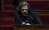 Le député de La France Insoumise (LFI) et membre de la coalition de gauche NUPES (Nouvelle Union Populaire Ecologique et Sociale) Aymeric Caron assiste à une séance de questions au gouvernement à l'Assemblée nationale à Paris, le 29 novembre 2022. (Crédit : STEPHANE DE SAKUTIN / AFP)