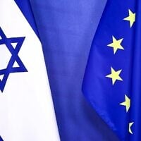 Illustration : les drapeaux d'Israël et de l'Union européenne flottant au siège de l'UE, à Bruxelles, le 25 janvier 2023. (Crédit : Kenzo Tribouillard/AFP)