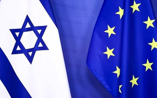 Illustration : les drapeaux d'Israël et de l'Union européenne flottant au siège de l'UE, à Bruxelles, le 25 janvier 2023. (Crédit : Kenzo Tribouillard/AFP)