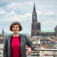 La maire de Strasbourg Jeanne Barseghian du parti Europe Ecologie - Les Verts (EELV) pose à l'hôtel de ville de Strasbourg, dans l'est de la France, le 12 mai 2023. (Crédit : PATRICK HERTZOG / AFP)