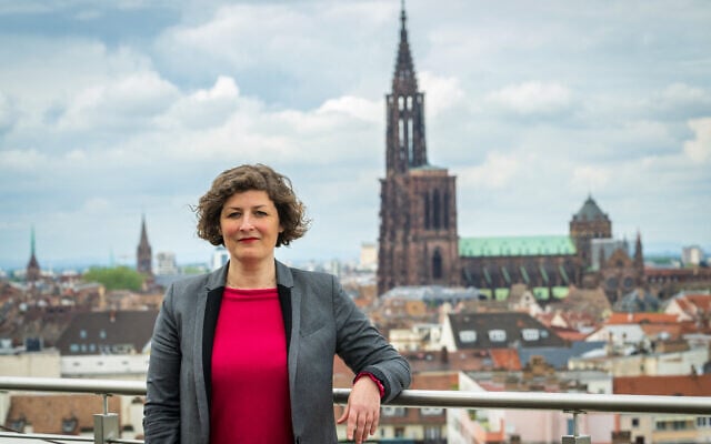 La maire de Strasbourg Jeanne Barseghian du parti Europe Ecologie - Les Verts (EELV) pose à l'hôtel de ville de Strasbourg, dans l'est de la France, le 12 mai 2023. (Crédit : PATRICK HERTZOG / AFP)