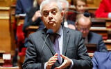 Le sénateur français Roger Karoutchi s'exprime lors d'un débat sur le projet de loi sur l'immigration au Sénat, à Paris, le 7 novembre 2023. (crédit : Ludovic MARIN / AFP)