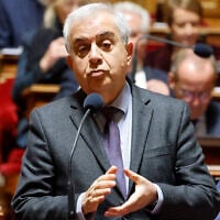 Le sénateur français Roger Karoutchi s'exprime lors d'un débat sur le projet de loi sur l'immigration au Sénat, à Paris, le 7 novembre 2023. (crédit : Ludovic MARIN / AFP)