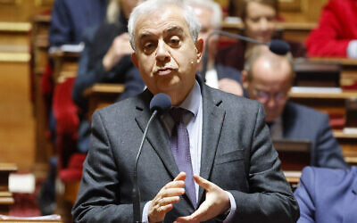 Le sénateur français Roger Karoutchi s'exprime lors d'un débat sur le projet de loi sur l'immigration au Sénat, à Paris, le 7 novembre 2023. (crédit : Ludovic MARIN / AFP)