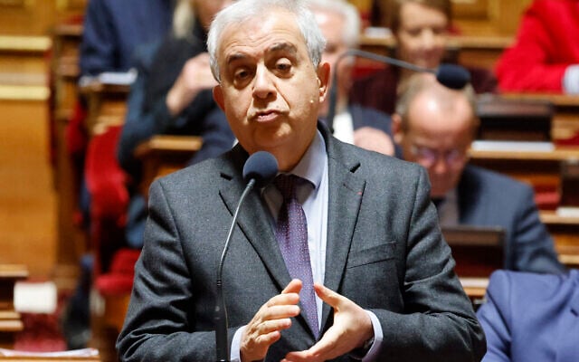 Le sénateur français Roger Karoutchi s'exprimant lors d'un débat sur le projet de loi sur l'immigration au Sénat, à Paris, le 7 novembre 2023. (Crédit : Ludovic Marin/AFP)
