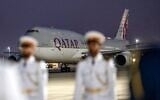 Cette photo fournie par la Cour présidentielle des Émirats arabes unis montre l'avion Boeing 747-8 de Qatar Amiri Flight transportant l'émir du Qatar lors de son atterrissage à l'aéroport présidentiel d'Abou Dhabi le 9 novembre 2023. (Abdulla AL-BEDWAWI / Cour présidentielle des Émirats arabes unis / AFP)