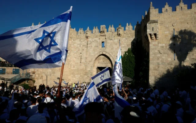Des militants de la droite israélienne se rassemblent avec des drapeaux nationaux israéliens devant la porte de Damas de la vieille ville de Jérusalem, le 5 juin 2024, lors de la marche des drapeaux à l'occasion de Yom Yeroushalayim. (Crédit Menahem Kahana / AFP) Des militants de la droite israélienne se rassemblent avec des drapeaux nationaux israéliens devant la porte de Damas de la vieille ville de Jérusalem, le 5 juin 2024, lors de la marche des drapeaux à l'occasion de Yom Yeroushalayim. (Crédit Menahem Kahana / AFP)