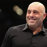 Joe Rogan assiste à l'UFC 274 au Footprint Center  à Phoenix, dans l'Arizona, le 7 mai 2022. (Crédit : Christian Petersen/Getty Images/AFP)