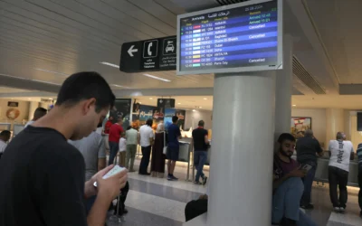 Des passagers vérifient l'heure de leur vol à l'aéroport international de Beyrouth, le 25 août 2024. (Crédit : ANWAR AMRO / AFP)