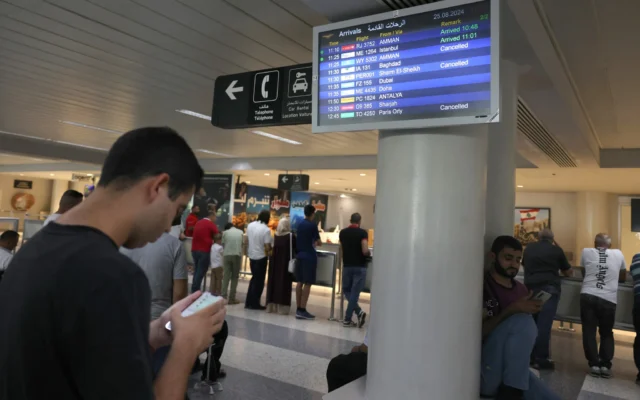 Des passagers vérifient l'heure de leur vol à l'aéroport international de Beyrouth, le 25 août 2024. (Crédit : ANWAR AMRO / AFP) Des passagers vérifient l'heure de leur vol à l'aéroport international de Beyrouth, le 25 août 2024. (Crédit : ANWAR AMRO / AFP)