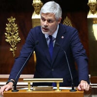 Le président du groupe parlementaire de la Droite républicaine, Laurent Wauquiez, prononce un discours suite à la déclaration de politique générale du Premier ministre français, Michel Barnier, à l'Assemblée nationale à Paris, le 1er octobre 2024. (Crédit : ALAIN JOCARD / AFP)