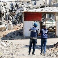 Des journalistes filment des bâtiments détruits dans le camp de réfugiés palestiniens de Jabaliya, dans le nord de la bande de Gaza, le 9 octobre 2024. (Omar Al-Qattaa / AFP)