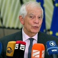 Le haut représentant de l'Union européenne pour les affaires étrangères et la politique de sécurité, Josep Borrell, s'adressant à la presse à son arrivée à une réunion des ministres de la Défense de l'UE, à Bruxelles, le 19 novembre 2024. (Crédit : Nicolas Tucat/AFP)