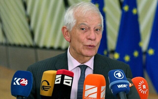 Le haut représentant de l'Union européenne pour les affaires étrangères et la politique de sécurité, Josep Borrell, s'adressant à la presse à son arrivée à une réunion des ministres de la Défense de l'UE, à Bruxelles, le 19 novembre 2024. (Crédit : Nicolas Tucat/AFP) Le haut représentant de l'Union européenne pour les affaires étrangères et la politique de sécurité, Josep Borrell, s'adressant à la presse à son arrivée à une réunion des ministres de la Défense de l'UE, à Bruxelles, le 19 novembre 2024. (Crédit : Nicolas Tucat/AFP)