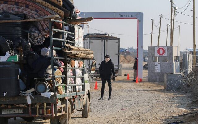 Des Palestiniens déplacés traversent un point de contrôle géré par des agents de sécurité américains et égyptiens dans le corridor de Netzarim, alors que la population de Gaza rentre du sud au nord de l'enclave, sur la route Salah al-Din, dans le centre de la bande de Gaza, le 29 janvier 2025. (Crédit : Eyad Baba/AFP) Des Palestiniens déplacés traversent un point de contrôle géré par des agents de sécurité américains et égyptiens dans le corridor de Netzarim, alors que la population de Gaza rentre du sud au nord de l'enclave, sur la route Salah al-Din, dans le centre de la bande de Gaza, le 29 janvier 2025. (Crédit : Eyad Baba/AFP)