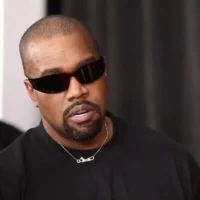 Kanye West assistant à la 67e cérémonie annuelle des GRAMMY Awards, à Los Angeles, en Californie, le 2 février 2025. (Crédit : Matt Winkelmeyer / Getty Images Amérique du Nord / Getty Images via AFP)