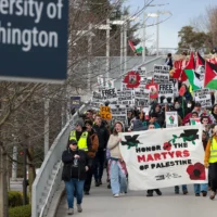 Des manifestants anti-Israël protestent contre l'arrestation de Mahmoud Khalil, un activiste de l'université Columbia, pour manifester leur soutien aux Palestiniens lors d'une manifestation « Fight for Our Rights » organisée par Shut It Down for Palestine (SID4P) et divers groupes locaux sur le campus de l'université de Washington à Seattle (Washington), le 15 mars 2025. Illustration (Crédit : Jason Redmond/AFP)