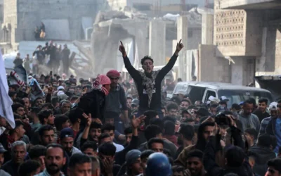 Des Palestiniens participent à une manifestation anti-Hamas, appelant à la fin de la guerre avec Israël, à Beit Lahiya, dans le nord de la bande de Gaza, le 26 mars 2025. (Crédit : AFP)