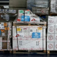 Des fournitures humanitaires destinées à Gaza sont stockées dans les entrepôts du Croissant-Rouge égyptien dans la ville frontalière égyptienne d'El-Arish, le 8 avril 2025. (Crédit : Benoit Tessier /AFP)