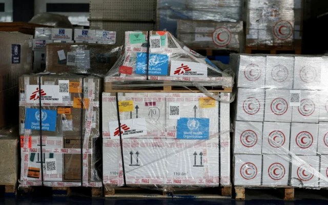 Des fournitures humanitaires destinées à Gaza sont stockées dans les entrepôts du Croissant-Rouge égyptien dans la ville frontalière égyptienne d'El-Arish, le 8 avril 2025. (Crédit : Benoit Tessier /AFP)