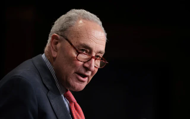 Le chef de la minorité au Sénat américain, Chuck Schumer, prenant la parole lors d'une conférence de presse au Capitole, à Washington, le 9 avril 2025. (Crédit : Kayla Bartkowski/Getty Images/AFP) Le chef de la minorité au Sénat américain, Chuck Schumer, prenant la parole lors d'une conférence de presse au Capitole, à Washington, le 9 avril 2025. (Crédit : Kayla Bartkowski/Getty Images/AFP)