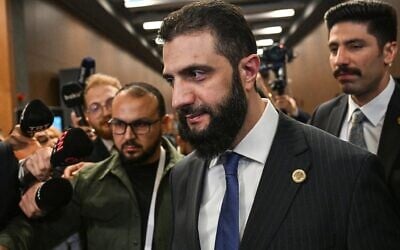 Le président intérimaire de la Syrie, Ahmed al-Sharaa (2e à droite), quittant une salle bilatérale après sa rencontre avec le ministre des Affaires étrangères du Qatar lors du Forum diplomatique, à Antalya, le 11 avril 2025.(Crédit : Ozan Kose/AFP)