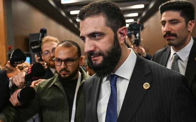 Le président intérimaire de la Syrie, Ahmed al-Sharaa (2e à droite), quittant une salle bilatérale après sa rencontre avec le ministre des Affaires étrangères du Qatar lors du Forum diplomatique, à Antalya, le 11 avril 2025.(Crédit : Ozan Kose/AFP) Le président intérimaire de la Syrie, Ahmed al-Sharaa (2e à droite), quittant une salle bilatérale après sa rencontre avec le ministre des Affaires étrangères du Qatar lors du Forum diplomatique, à Antalya, le 11 avril 2025.(Crédit : Ozan Kose/AFP)