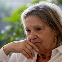 Claudine Spire, 78 ans, fait une pause lors d'une interview à son domicile de Chaville, en banlieue parisienne, le 9 avril 2025. Claudine Spire fait partie des enfants de la partie de l'Allemagne occupée par la France qui, après la guerre, ont eu une mère allemande et un père français. Environ 1 500 d'entre eux ont été amenés en France par les autorités françaises entre 1946 et 1951, vraisemblablement de manière illégale, et confiés à des familles adoptives. Cette Française de 78 ans est toujours à la recherche de ses racines. « Dès mon enfance, j'avais l'impression de ne pas être à ma place, de ne ressembler à personne dans la famille », se souvient-elle. (Crédit : Xavier GALIANA / AFP)