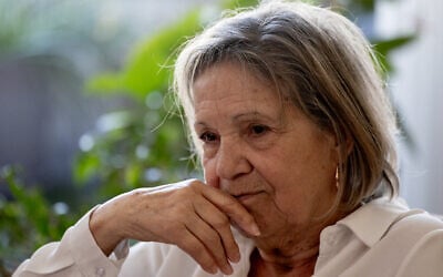Claudine Spire, 78 ans, fait une pause lors d'une interview à son domicile de Chaville, en banlieue parisienne, le 9 avril 2025. Claudine Spire fait partie des enfants de la partie de l'Allemagne occupée par la France qui, après la guerre, ont eu une mère allemande et un père français. Environ 1 500 d'entre eux ont été amenés en France par les autorités françaises entre 1946 et 1951, vraisemblablement de manière illégale, et confiés à des familles adoptives. Cette Française de 78 ans est toujours à la recherche de ses racines. « Dès mon enfance, j'avais l'impression de ne pas être à ma place, de ne ressembler à personne dans la famille », se souvient-elle. (Crédit : Xavier GALIANA / AFP)