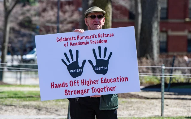 Un membre du corps enseignant de l’université de Harvard brandit une pancarte à la sortie de Harvard Yard, lors d’un rassemblement contre la suppression des financements par le président américain Donald Trump, à Cambridge, Massachusetts, le 17 avril 2025. (Crédit : Joseph Prezioso/AFP) Un membre du corps enseignant de l’université de Harvard brandit une pancarte à la sortie de Harvard Yard, lors d’un rassemblement contre la suppression des financements par le président américain Donald Trump, à Cambridge, Massachusetts, le 17 avril 2025. (Crédit : Joseph Prezioso/AFP)