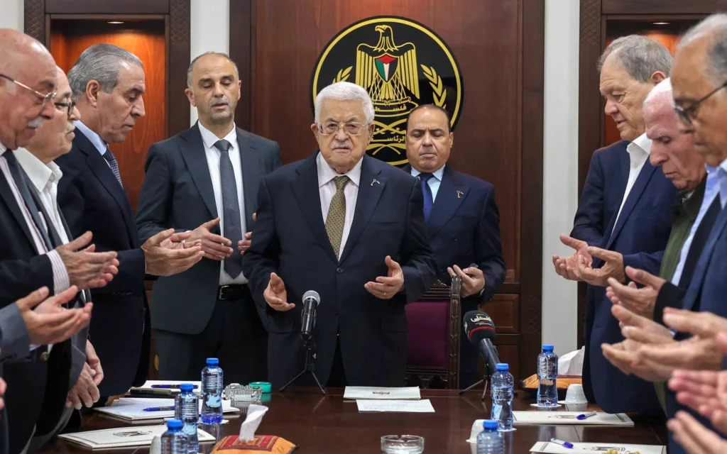 Cette photo diffusée par l'Autorité palestinienne montre son président Mahmoud Abbas, au centre, dirigeant les prières à côté du vice-président de l'Organisation de libération de la Palestine, Hussein al-Sheikh, troisième à gauche, lors d'une réunion du Comité exécutif de l'organisation à Ramallah, le 26 avril 2025. (Crédit : Thaer GHANAIM / PPO / AFP) Cette photo diffusée par l'Autorité palestinienne montre son président Mahmoud Abbas, au centre, dirigeant les prières à côté du vice-président de l'Organisation de libération de la Palestine, Hussein al-Sheikh, troisième à gauche, lors d'une réunion du Comité exécutif de l'organisation à Ramallah, le 26 avril 2025. (Crédit : Thaer GHANAIM / PPO / AFP)