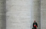 Le cardinal italien et patriarche latin de Jérusalem Pierbattista Pizzaballa arrive à la sixième réunion de la congrégation au Vatican, le 29 avril 2025. (Crédit : Andreas Solaro/AFP)