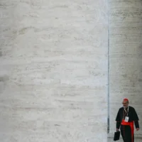 Le cardinal italien et patriarche latin de Jérusalem Pierbattista Pizzaballa arrive à la sixième réunion de la congrégation au Vatican, le 29 avril 2025. (Crédit : Andreas Solaro/AFP)