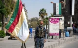 Un membre des forces de sécurité druzes monte la garde à Jaramana, dans la banlieue de Damas, le 29 avril 2025, après les affrontements sectaires de la nuit. (Crédit : Rami al SAYED / AFP)