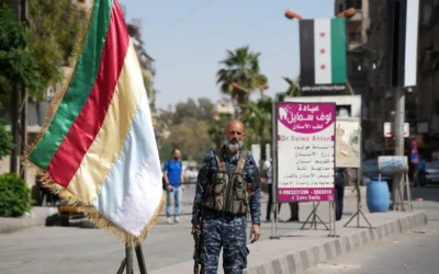 Un membre des forces de sécurité druzes monte la garde à Jaramana, dans la banlieue de Damas, le 29 avril 2025, après les affrontements sectaires de la nuit. (Crédit : Rami al SAYED / AFP)