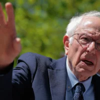 Le sénateur américain Bernie Sanders s'adresse à un rassemblement visant à réintroduire la loi Medicare for All dans le Upper Senate Park sur la colline du Capitole, le 29 avril 2025, à Washington. (Crédit : Chip Somodevilla/Getty Images/AFP)