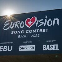 Un panneau annonçant l'Eurovision, sur l'arène de St. Jakobshalle qui accueillera l'édition 2025 du concours de la chanson, le 30 avril 2025. (Crédit : Fabrice Coffrini/AFP)