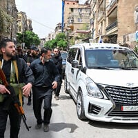 Des membres armés de la communauté druze syrienne assistent aux funérailles de sept personnes tuées lors d'affrontements avec les forces de sécurité syriennes, à Damas, le 30 avril 2025. (Crédit : AFP)