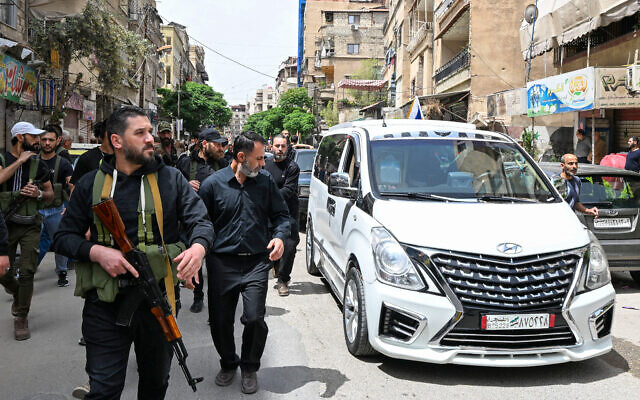 Des membres armés de la communauté druze syrienne assistent aux funérailles de sept personnes tuées lors d'affrontements avec les forces de sécurité syriennes, à Damas, le 30 avril 2025. (Crédit : AFP) Des membres armés de la communauté druze syrienne assistent aux funérailles de sept personnes tuées lors d'affrontements avec les forces de sécurité syriennes, à Damas, le 30 avril 2025. (Crédit : AFP)