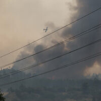 Un avion de pompier tente d'éteindre un feu de forêt près de la ville centrale israélienne de Bet Shemesh, le 30 avril 2025. (Crédit : Ahmad GHARABLI / AFP)
